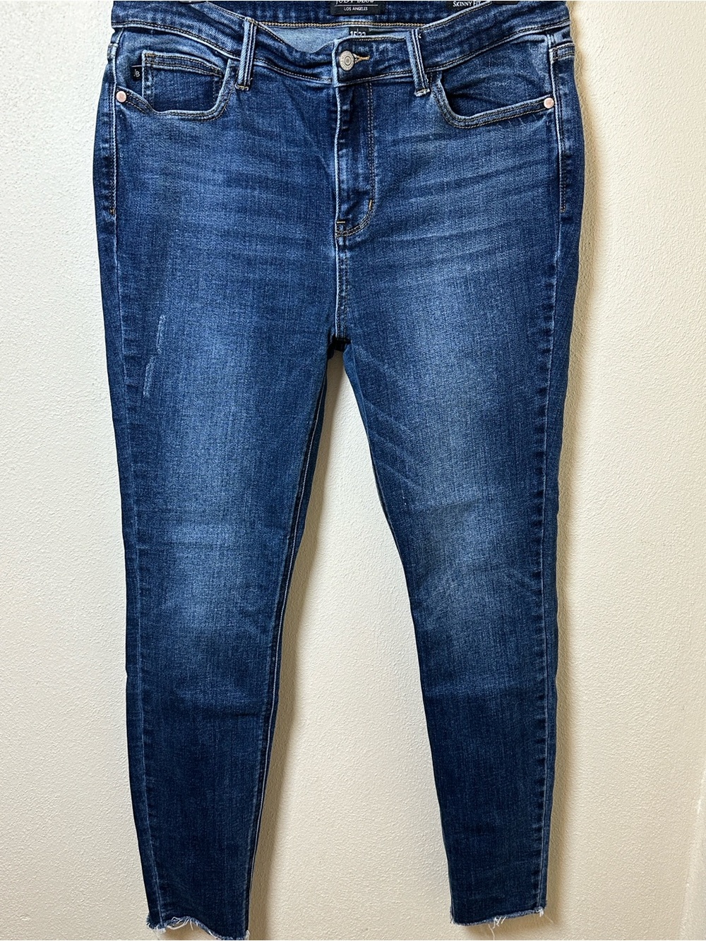 Judy Blue Skinny Jeans with Subtle Fading and Raw Hem Sz 15/32